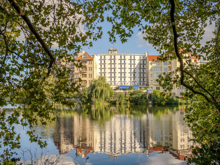 Ringhotel Seehof Berlin Außenansicht von der Seeseite im Sommer am Lietzensee in Berlin Charlottenburg