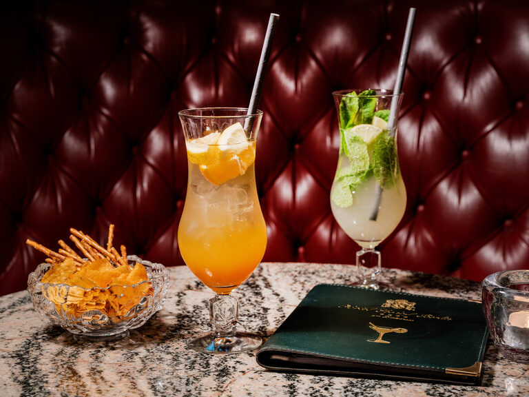 Erfrischende Getränke und salzige Snacks in unserer Hotelbar im Hotel Seehof Berlin