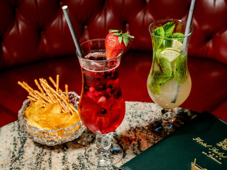 Erfrischende Getränke und salzige Snacks in unserer Hotelbar im Hotel Seehof Berlin