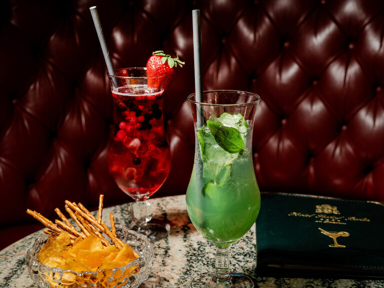 Bar im Ringhotel Seehof Berlin mit leckeren Getränken und Snacks täglich geöffnet