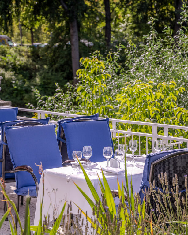eingedeckter Tisch auf der Terrasse vom Restaurant au Lac im Hotel Seehof Berlin Charlottenburg Sommer