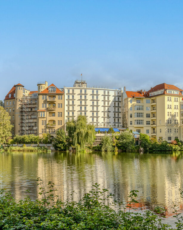 Ringhotel Seehof Berlin Außenansicht von der Seeseite im Sommer am Lietzensee in Berlin Charlottenburg