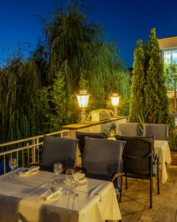 eingedeckter Tisch auf Terrasse vom Hotel Seehof Berlin am Lietzensee bei Dunkelheit