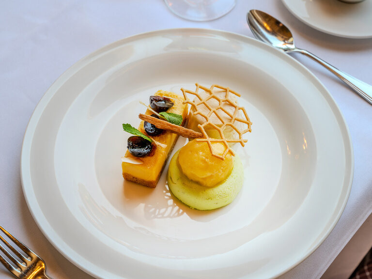 Dessertteller mit Mandarinensorbet, Limettenmousse und Zitronentarte im Restaurant au Lac in Berlin Charlottenburg