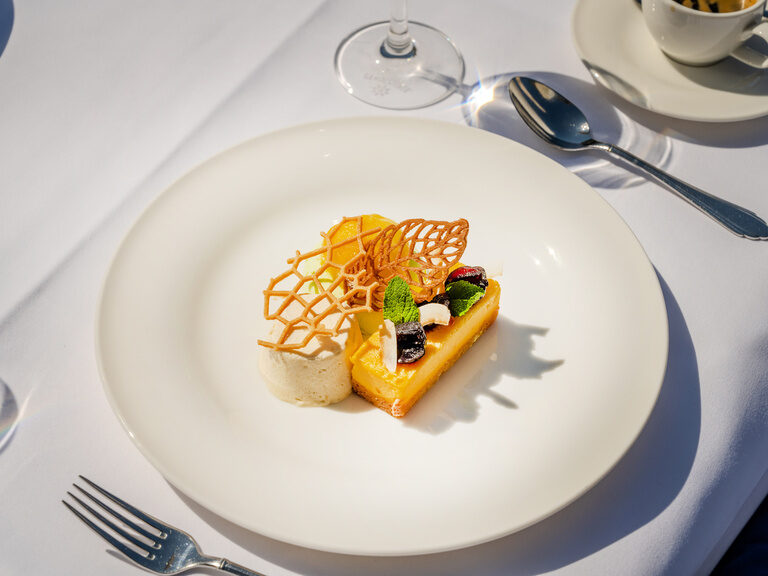 Dessertteller mit Mandarinensorbet, Limettenmousse und Zitronentarte im Restaurant au Lac in Berlin Charlottenburg