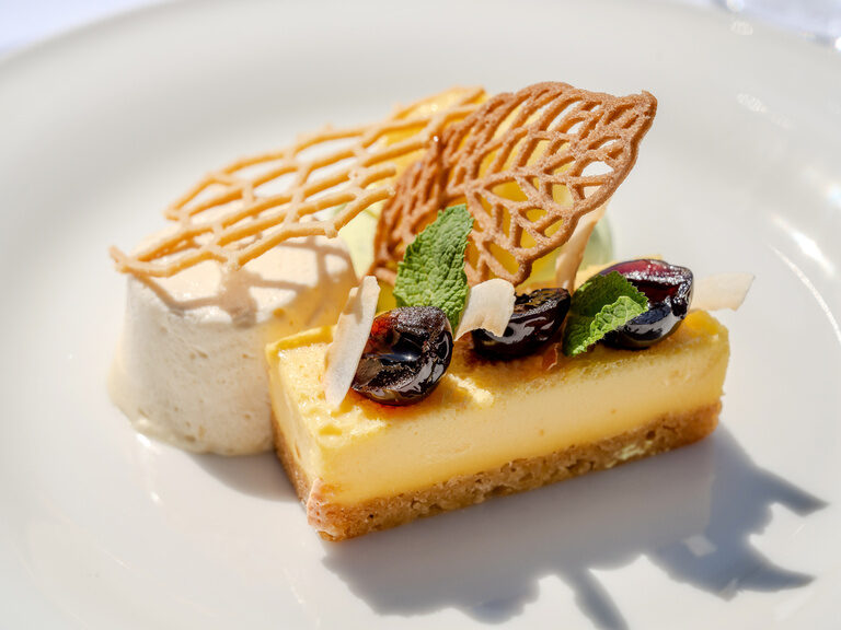 Dessertteller mit Mandarinensorbet, Limettenmousse und Zitronentarte im Restaurant au Lac in Berlin Charlottenburg