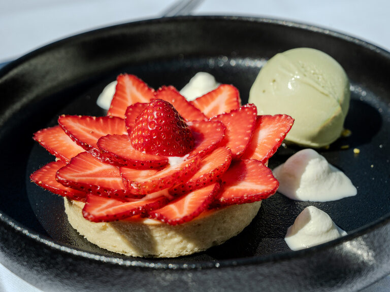 Erfrischendes Erdbeer Tarte mit Sorbet, Mousse und Creme Fraiche im Restaurant au Lac im Ringhotel Seehof Berlin