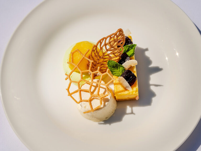 Dessertteller mit Mandarinensorbet, Limettenmousse und Zitronentarte im Restaurant au Lac in Berlin Charlottenburg