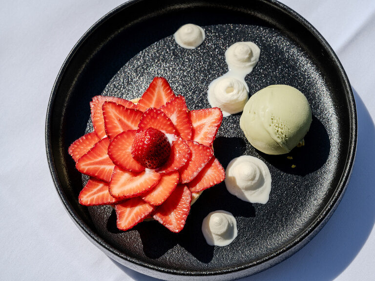 Erfrischendes Erdbeer Tarte mit Sorbet, Mousse und Creme Fraiche im Restaurant au Lac im Ringhotel Seehof Berlin