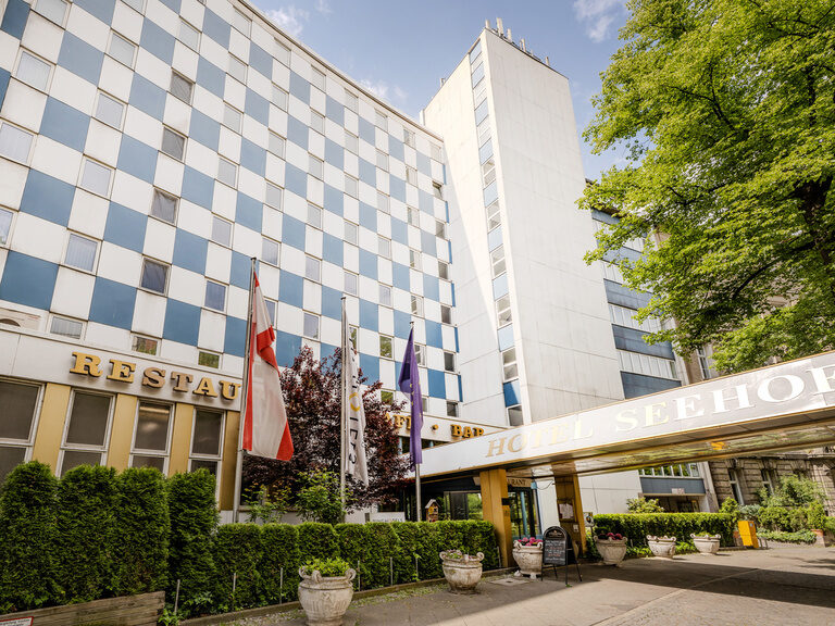 Eingang und Vorfahrt vom Ringhotel Seehof Berlin in Charlottenburg