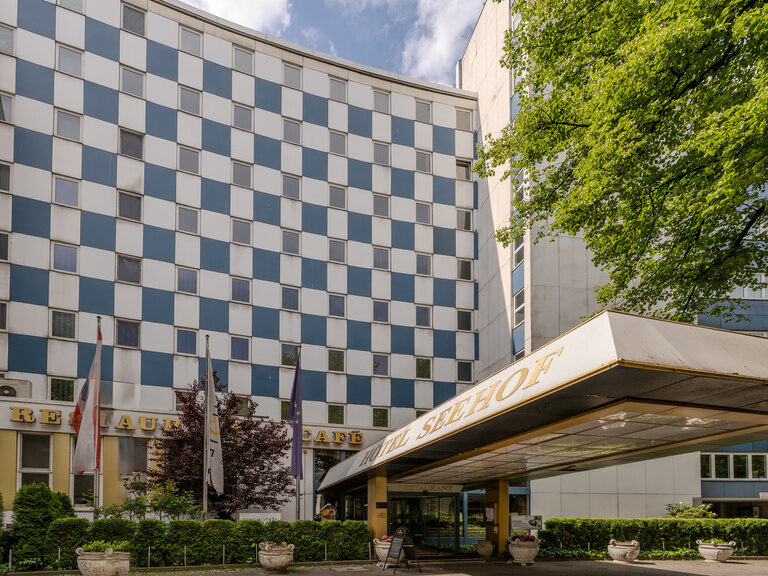 Eingang und Vorfahrt vom Ringhotel Seehof Berlin in Charlottenburg