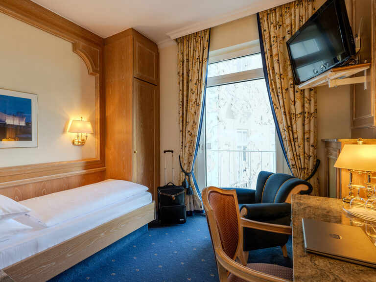 Wohnbeispiel Standard Einzelzimmer mit bequemem Bett, Schreibtisch und Sitzgelegenheit im Hotel Seehof Berlin