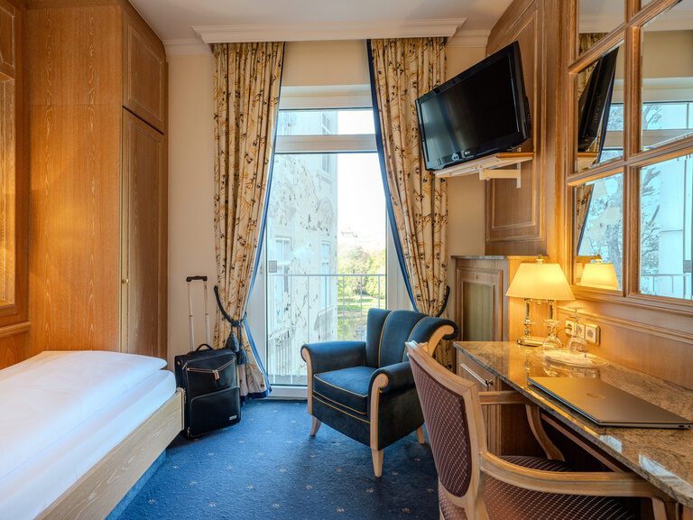 Wohnbeispiel Standard Einzelzimmer mit bequemem Bett, Schreibtisch und Sitzgelegenheit im Hotel Seehof Berlin
