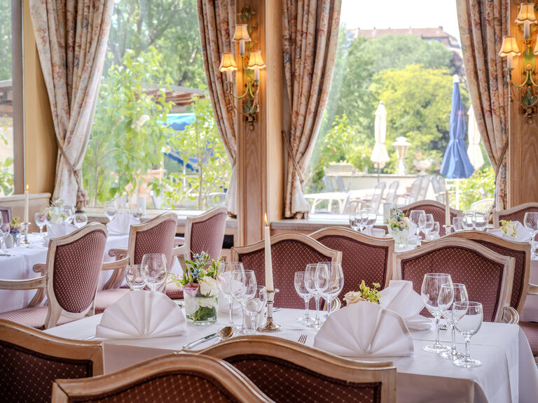 Festlich eingedeckte Tische im Restaurant au Lac im Hotel Seehof Berlin für Hochzeiten und Familienfeiern