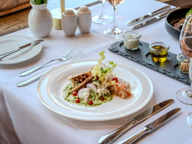 Ein gedeckter Tisch im Restaurant "AuLac" im Ringhotel Seehof Berlin.