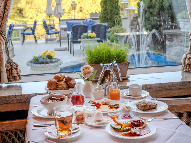 Gedeckter Tisch mit einer Auswahl an Speisen und Getränken vom Frühstücksbuffet im Ringhotel Seehof Berlin