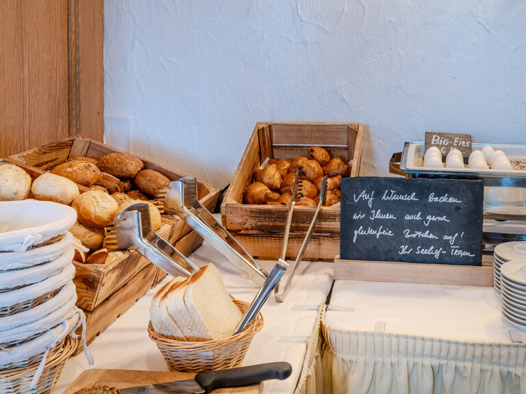 Teil vom Frühstücksbuffet mit Brot- und Brötchenauswahl und Bio-Eiern im Hotel Seehof Berlin