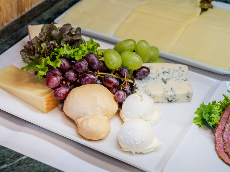 Teil vom Frühstücksbuffet mit Käseplatte, dekoriert mit Weintrauben, im Ringhotel Seehof Berlin