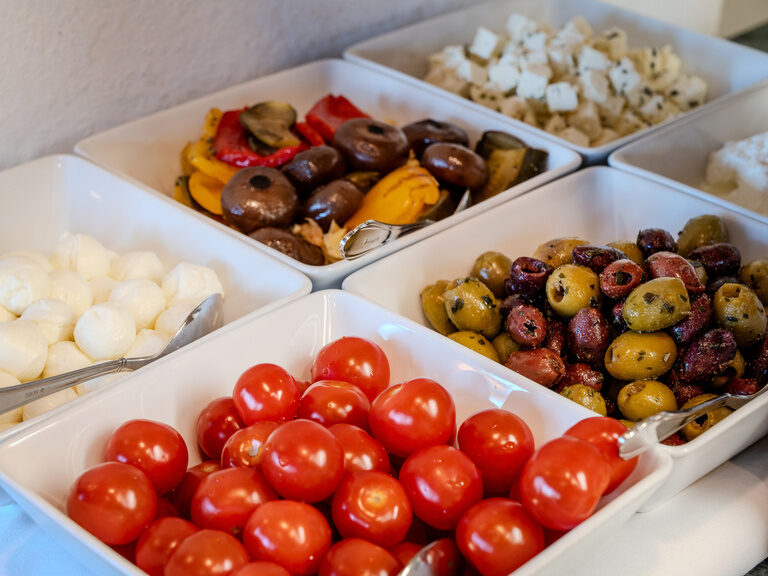 Teil vom Frühstücksbuffet mit Tomaten, Mozzarella, Oliven, Antipasti und Fetakäse im Hotel Seehof Berlin