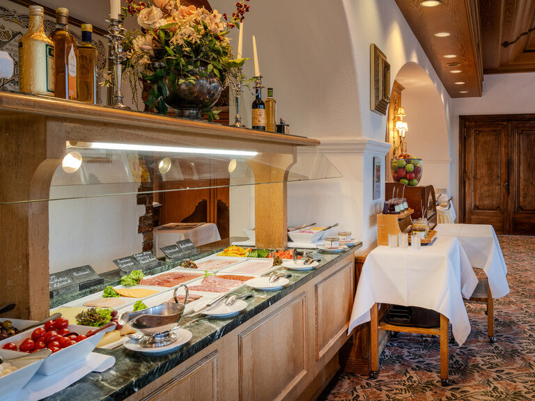 Teil vom Frühstücksbuffet mit verschiedenen Wurstplatten im Ringhotel Seehof Berlin