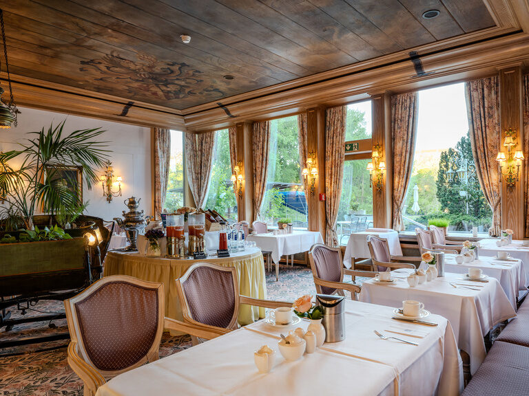 Frühstücksraum mit eingedeckten Tischen und Zugang zur Terrasse im Hotel Seehof Berlin