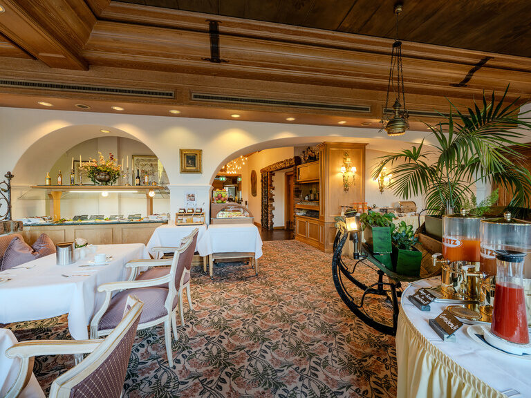 Frühstücksraum im Hotel Seehof Berlin mit Eingangsbereich vom Restaurant au Lac