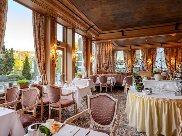 Frühstücksraum mit eingedeckten Tischen und Zugang zur Terrasse im Hotel Seehof Berlin
