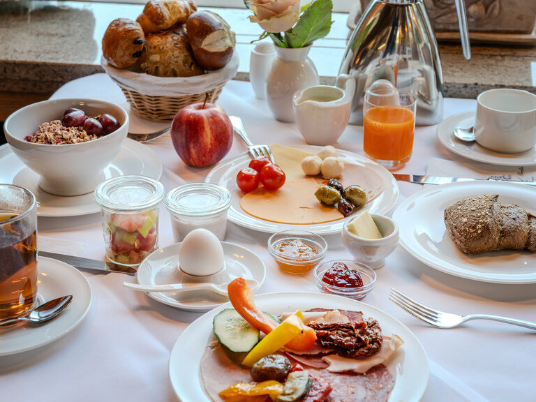 Gedeckter Tisch mit Speisen vom Frühstücksbuffet im Hotel Seehof Berlin