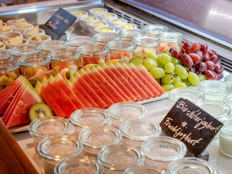 Ein Obstbuffet beim Frühstück im Restaurant "Au Lac" im Ringhotel Seehof Berlin.