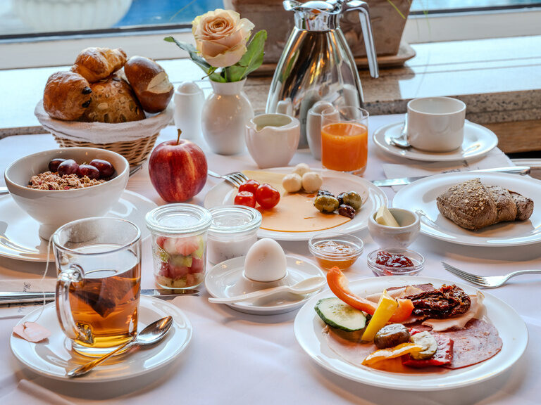 Gedeckter Tisch mit Auswahl an Speisen vom Frühstücksbuffet im Ringhotel Seehof Berlin