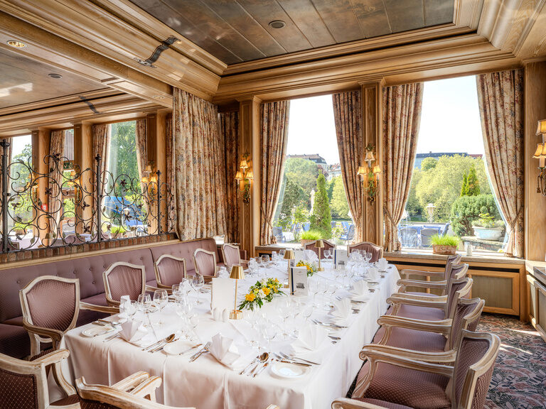 festlich dekorierter Tisch mit Blumengestecken für eine Feier im Restaurant au Lac