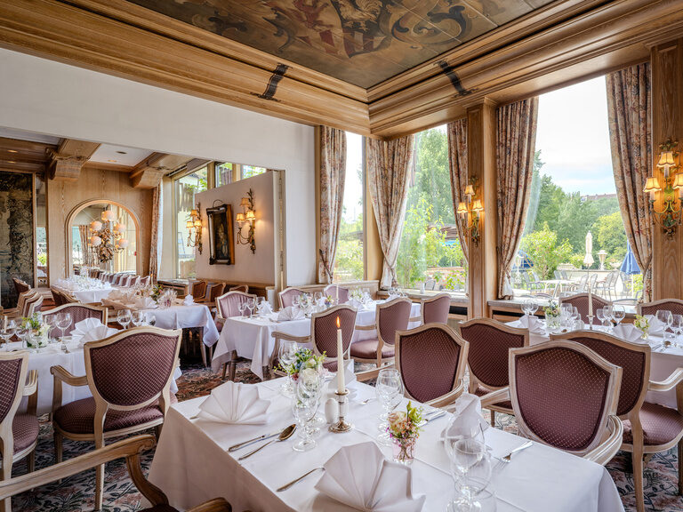 festlich gedeckte Tische mit Blumen im Restaurant au Lac mit Verbindung zum Raum Gobelin im Hotel Seehof Berlin