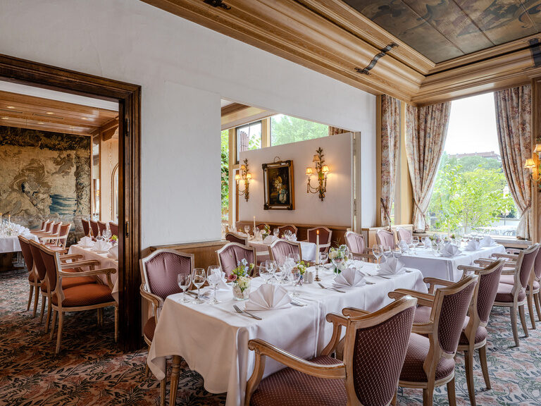 festlich dekorierte Tische mit Blumengestecken für eine Feier im Restaurant au Lac