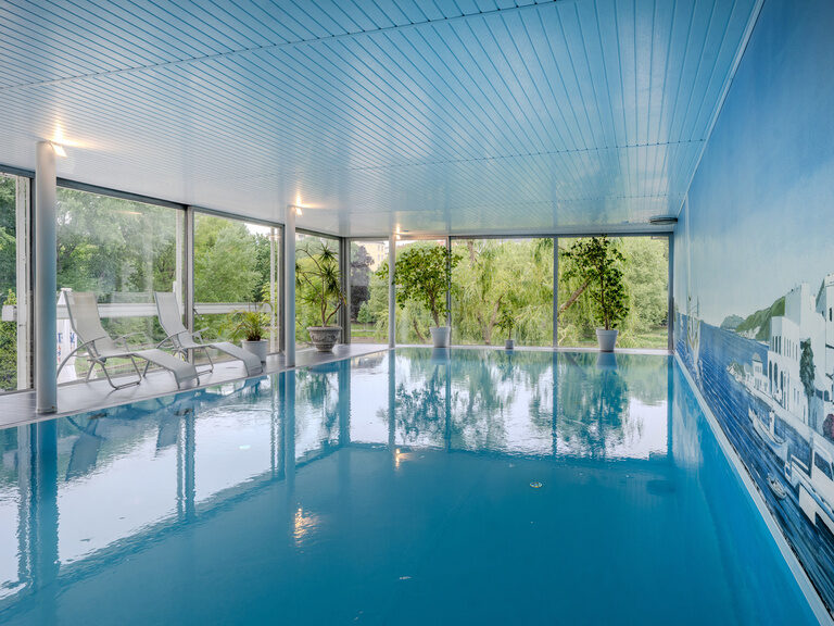 Schwimmbad im Hotel Seehof Berlin mit Blick auf den gegenüberliegenden Park und den Lietzensee in Berlin Charlottenburg