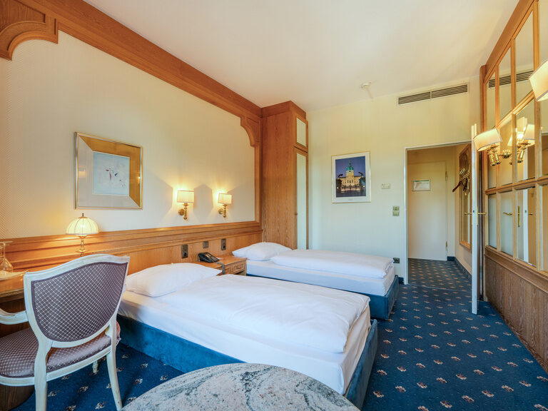 Komfort Zweibettzimmer im Hotel Seehof Berlin mit zwei Einzelbetten, Safe, Schreibtisch, Sitzgelegenheit, Minibar, 32 Zoll-Flachbild-TV mit internationalen Programmen, kostenfreies WLAN, Marmor-Badezimmer mit Badewannen-Duschkombination