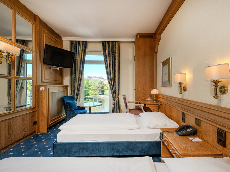 Komfort Zweibettzimmer im Hotel Seehof Berlin mit zwei Einzelbetten, Safe, Schreibtisch, Sitzgelegenheit, Minibar, 32 Zoll-Flachbild-TV mit internationalen Programmen, kostenfreies WLAN, Marmor-Badezimmer mit Badewannen-Duschkombination