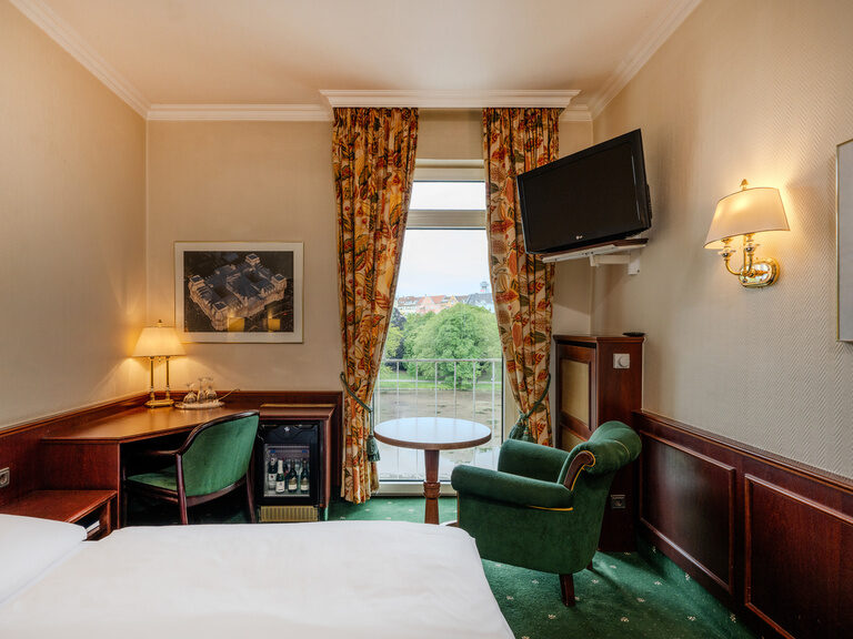 Komfortzimmer mit schönem Ausblick auf den Lietzensee und den Funkturm im Hotel Seehof Berlin