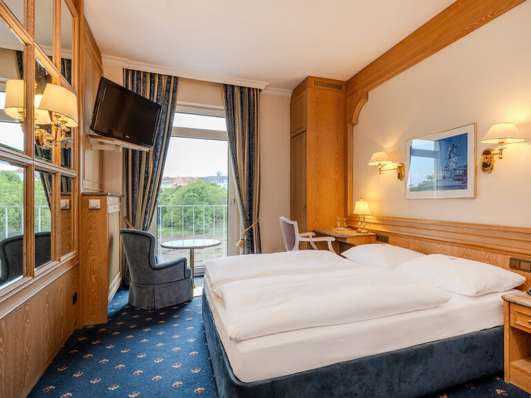 Komfortzimmer mit schönem Ausblick auf den Lietzensee und den Funkturm im Hotel Seehof Berlin
