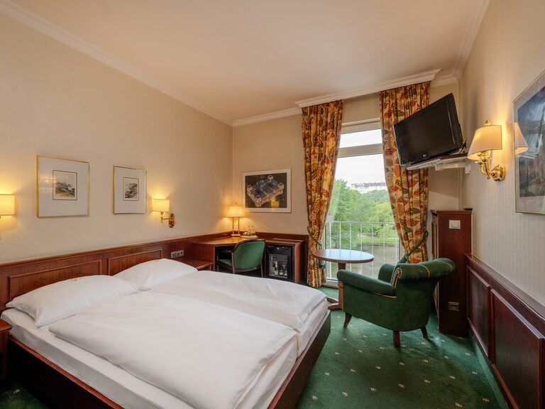 Komfortzimmer im Hotel Seehof mit Doppelbett, Schreibtisch und Seeblick