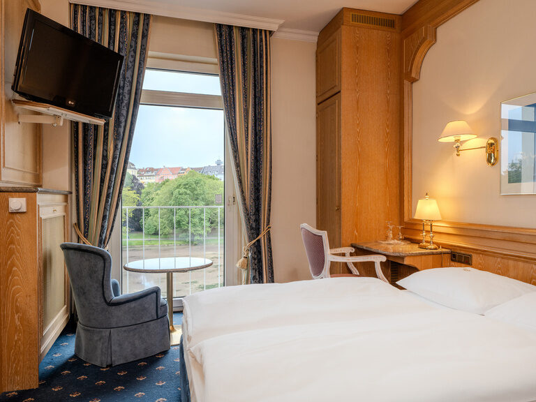 Komfortzimmer mit schönem Ausblick auf den Lietzensee und den Funkturm im Hotel Seehof Berlin
