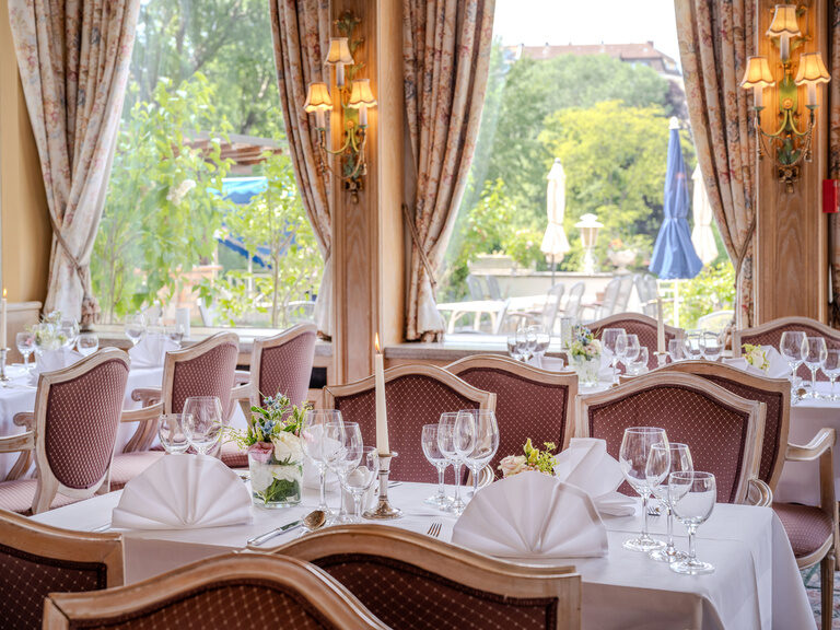 Paar lacht und Frau hält einen Schokofrucht-Spieß im Wellnesshotel Hüttenhof
