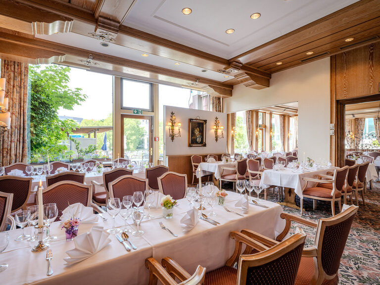 Offene Kombination von Restaurant au Lac und Raum Gobelin für eine große Feierlichkeit festlich eingedeckt
