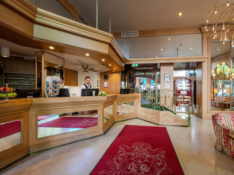 Rezeptionstresen in der Lobby vom Hotel Seehof Berlin