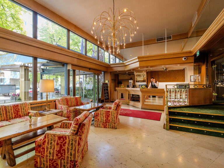 Rezeption und Lobby mit Sitzgruppen im Hotel Seehof Berlin mit Stufen ins Restaurant geradezu rechts