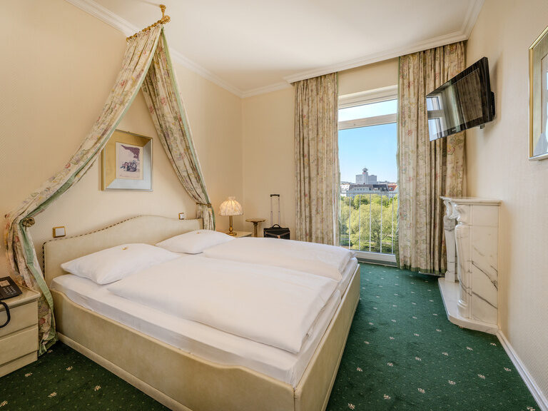 Doppelbett im Schlafzimmer der Suite mit Seeblick im Hotel Seehof Berlin