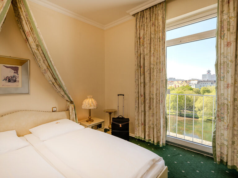 Doppelbett im Schlafzimmer der Suite mit Seeblick im Hotel Seehof Berlin