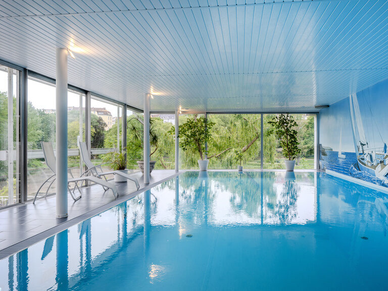 Schwimmbad im Hotel Seehof Berlin mit tollem Ausblick