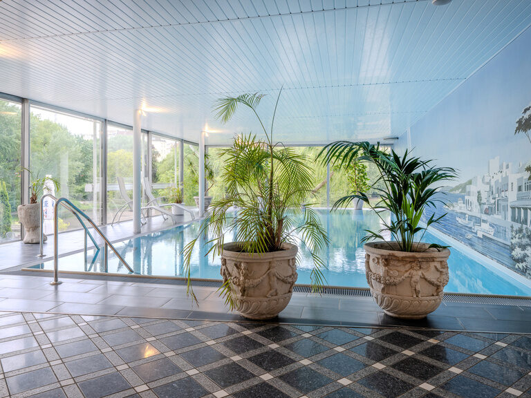 Indoor Schwimmbad im Hotel Seehof Berlin mit Blick auf den Lietzensee
