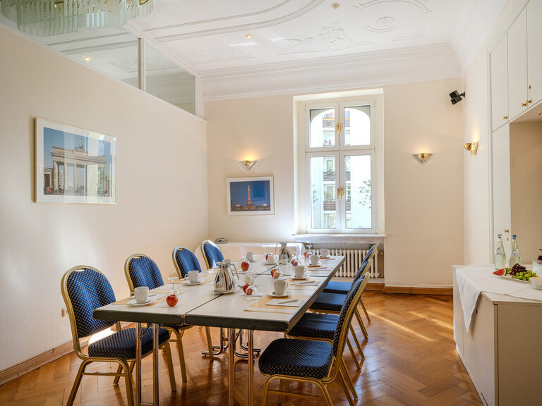 Tagungsraum Goethe als Block gestellt für eine Tagung eingedeckt mit Schreibunterlagen, Äpfeln, Kaffeetassen im Hotel Seehof Berlin