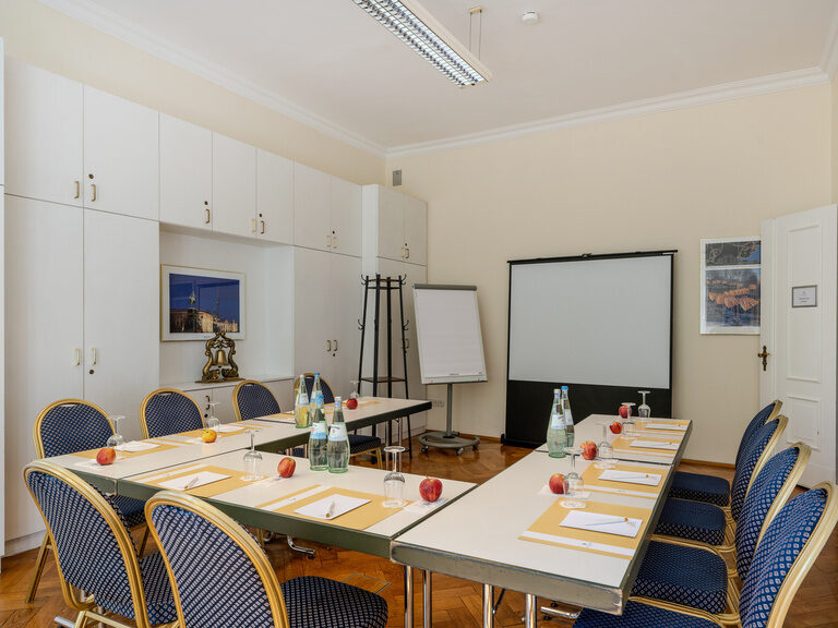 Tagungsraum Schiller mit Tageslicht in U-Form gestellt für 10 Personen